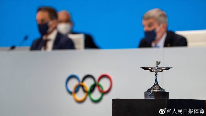 巴赫将奥林匹克杯授予中国人民：感谢对北京冬奥会的卓越贡献