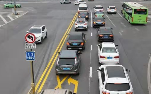 太华路立交南口“禁左” 多路口联动通行效率提升