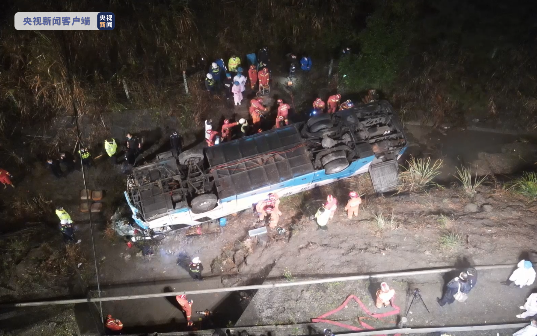 广西南丹一辆满载59人大巴追尾后翻下路坡 造成1死6伤