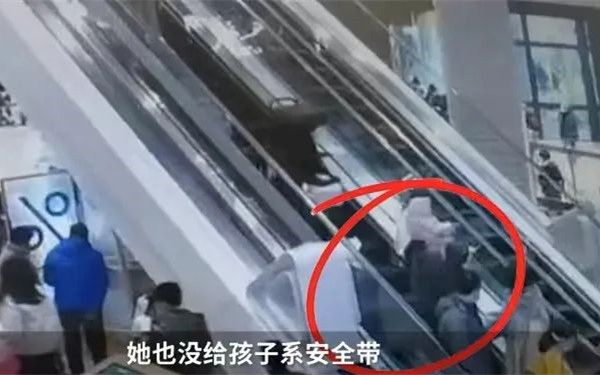 上海10个月大女婴滚落电梯 网友看完监控视频炸锅了
