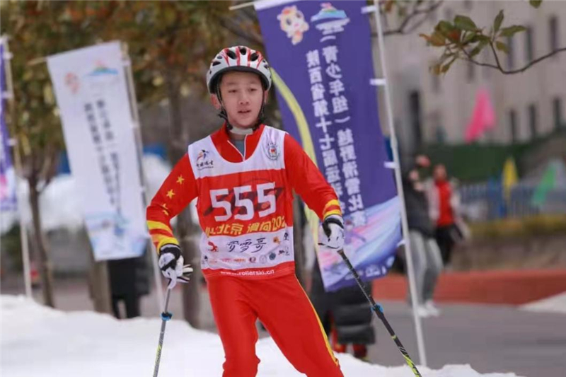 冰雪运动进校园 西咸新区两位小学生绽放省级越野滑雪赛