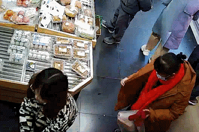 杭州70岁老太在生鲜超市行窃26次 家里吃不完还送人