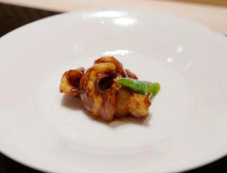 上海餐厅＂中餐日作＂惹争议:整鸡只取一片肉 人均两千