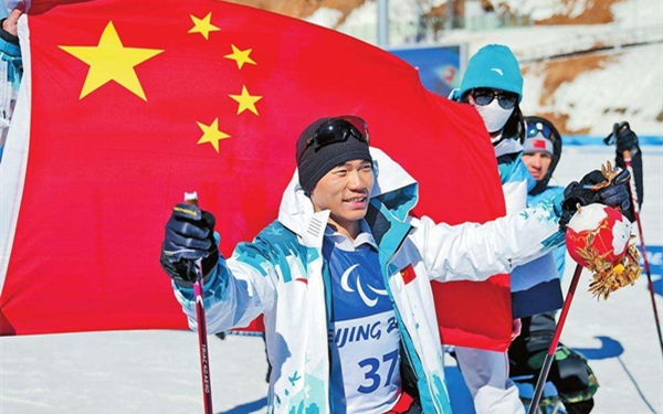 西安小伙刘子旭获北京冬残奥中国首金 家人：过程比金牌更可贵