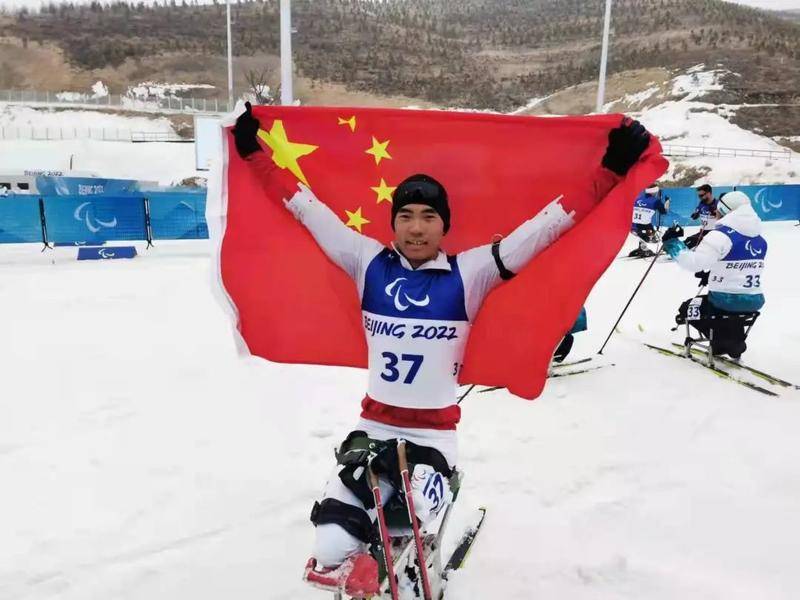 西安小伙刘子旭获得冬残奥会冬季两项12.5公里男子坐姿比赛铜牌
