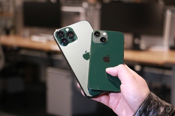 iPhone 13新配色真機上手：全新蒼嶺綠和綠色有愛嗎