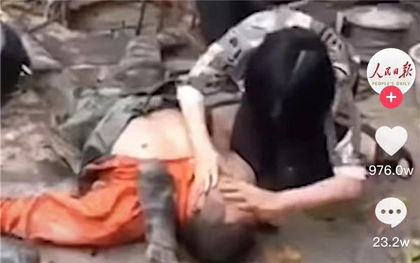 重庆女医生跪地救人视频获网友海量点赞：最美的英雄！