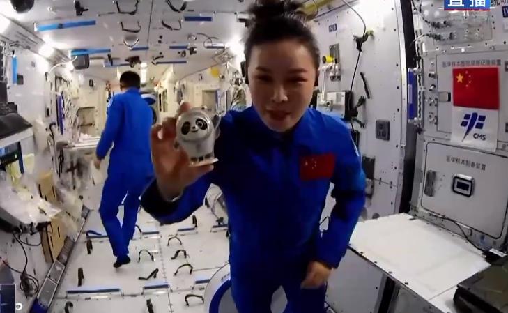 王亚平和冰墩墩在中国空间站同框 参与“天宫课堂”实验
