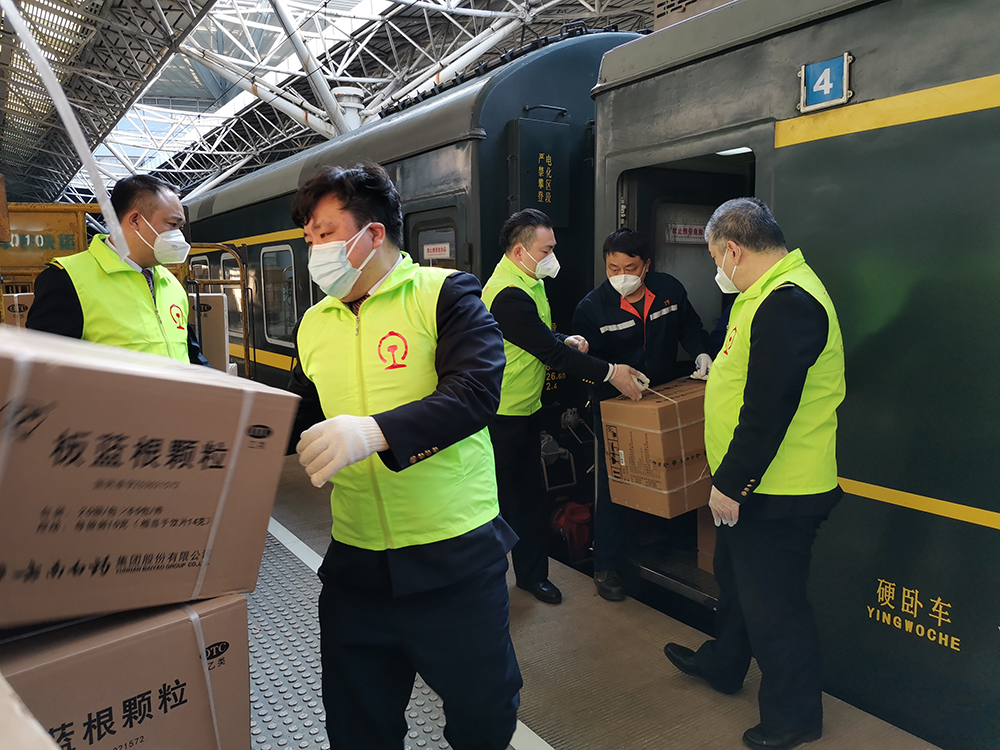 4月3日凌晨3点首趟从云南昆明始发的防疫物资专列抵达上海。受访者 供图