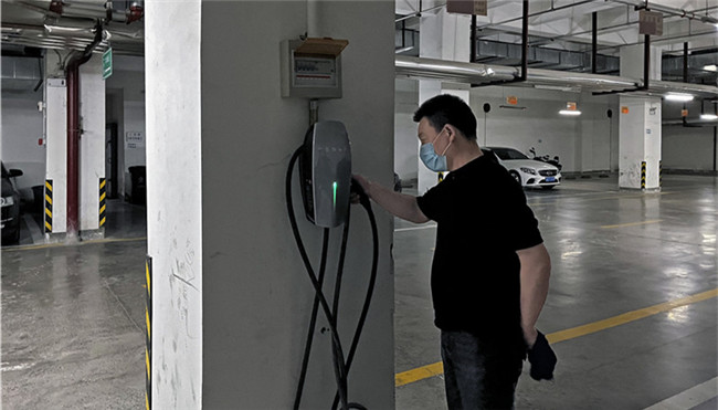 西安十多名业主想在车位安装充电桩不被允许 物业：有隐患