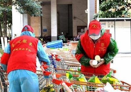 上海封控社区有人团购成箱可乐、榴莲？别把志愿者变成“不愿者”