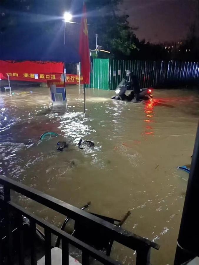 杭州一处水管爆裂大水漫灌小区 居民：水快淹到大腿了