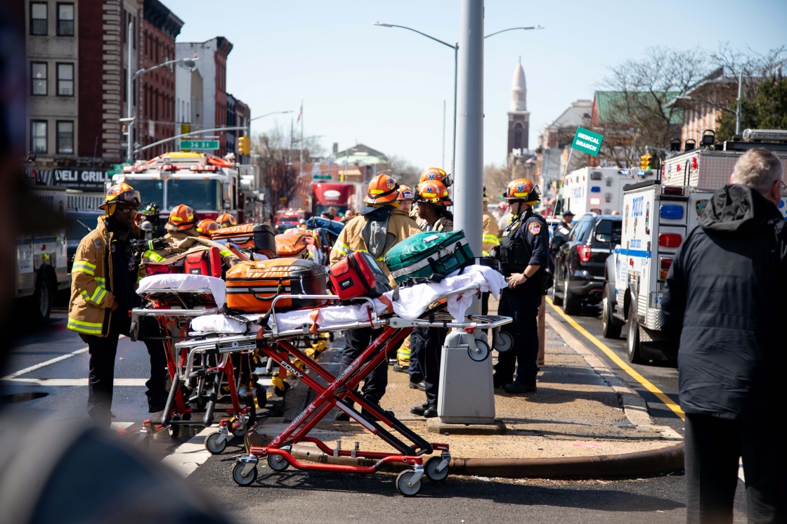 4月12日，救护人员在美国纽约发生枪击的地铁站附近工作。新华社 图
