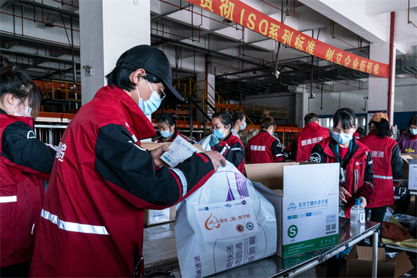 4、圆通志愿者在上海集运中心分拣.jpg