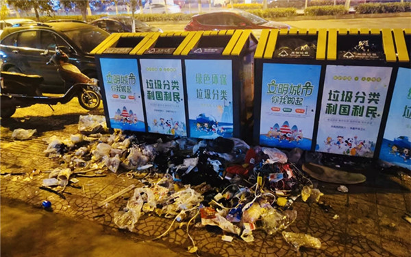 市民诉求谁来管？西安东城大道一处垃圾站点有“结界”：桶内灞桥运 桶外浐灞扫