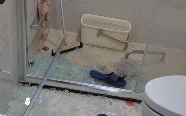 精装楼盘7个月3次浴室玻璃碎裂 6岁孩子满身是血 业主：不敢去洗澡了