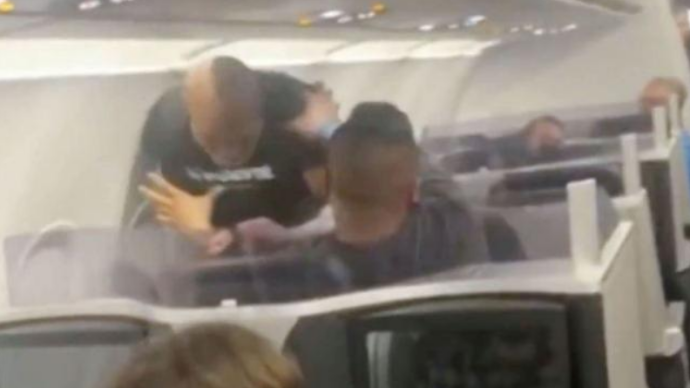疑似酒醉男子在飞机上反复骚扰前世界拳王泰森 被乱拳暴揍