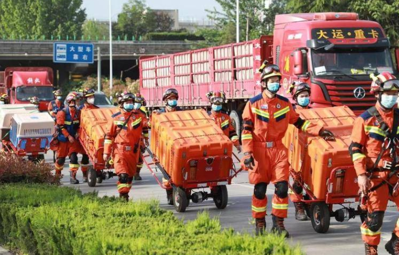 “道路损毁 建筑坍塌”！陕西省地震救援跨区域实战拉练 西安消防百人出击