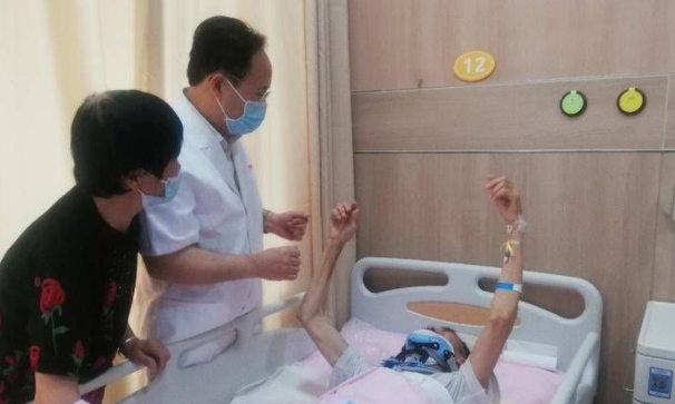 69歲老人被罕見頸椎病折磨多年 西安醫生冒巨大風險手術終成功