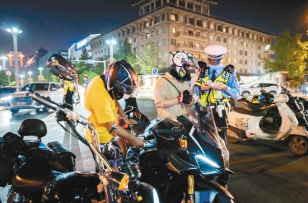 还市民清静夜晚 西安交警突击检查改装“炸街”摩托车