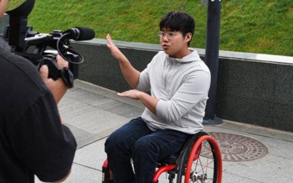 全国助残日|边上学边兼职的刘正阳：坐轮椅上 人生同样可以缤纷多彩