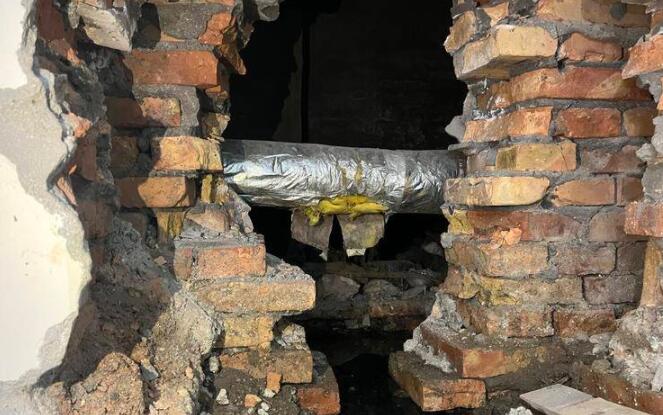 西安汉城壹号B区地下车库漏水持续三年 部分地方积水深十几厘米