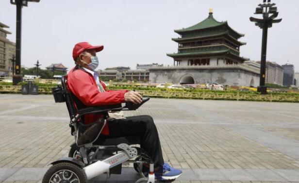 88岁坐轮椅老人在西安钟楼盘道两次“碰壁” “上来下去都不容易”
