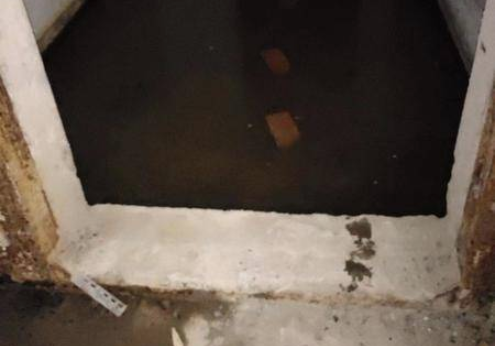 西安新一家小区二期4号楼地下室漏水严重 业主担心楼房安全
