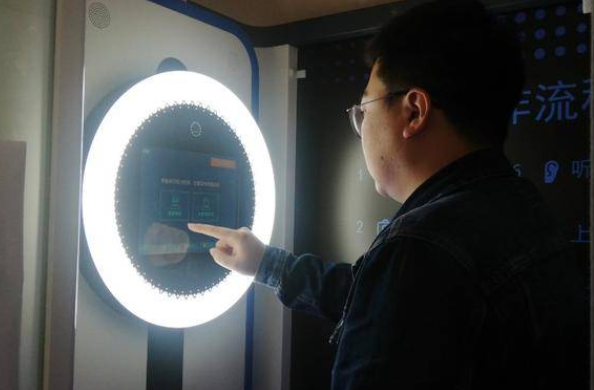 西安市民“尝鲜”智慧体检拍照一体机 邮局也能换领驾驶证了