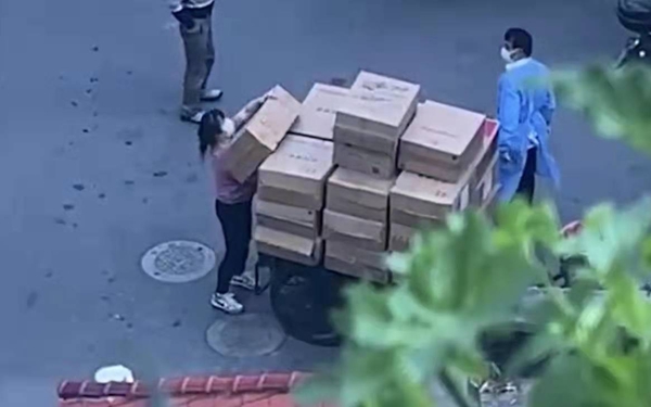 上海一女子偷窃小区防疫物资 邻居在窗台用手机拍下全过程