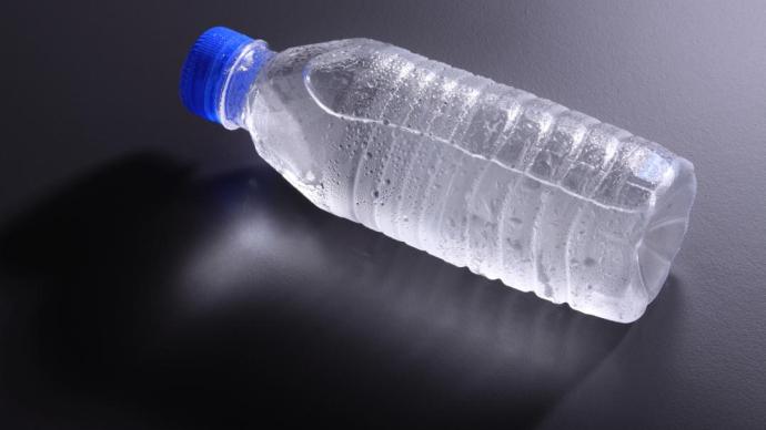 去掉标签“裸奔”的饮料瓶，真的更环保吗？