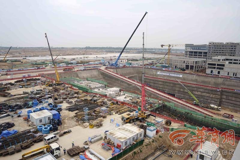 记者探访西安咸阳国际机场三期扩建工程正进行地上结构施工