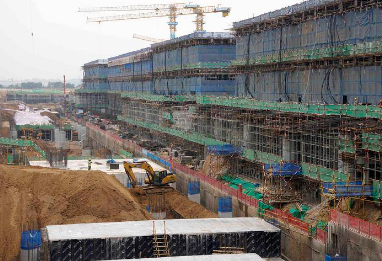 记者探访西安咸阳国际机场三期扩建工程 正进行地上结构施工
