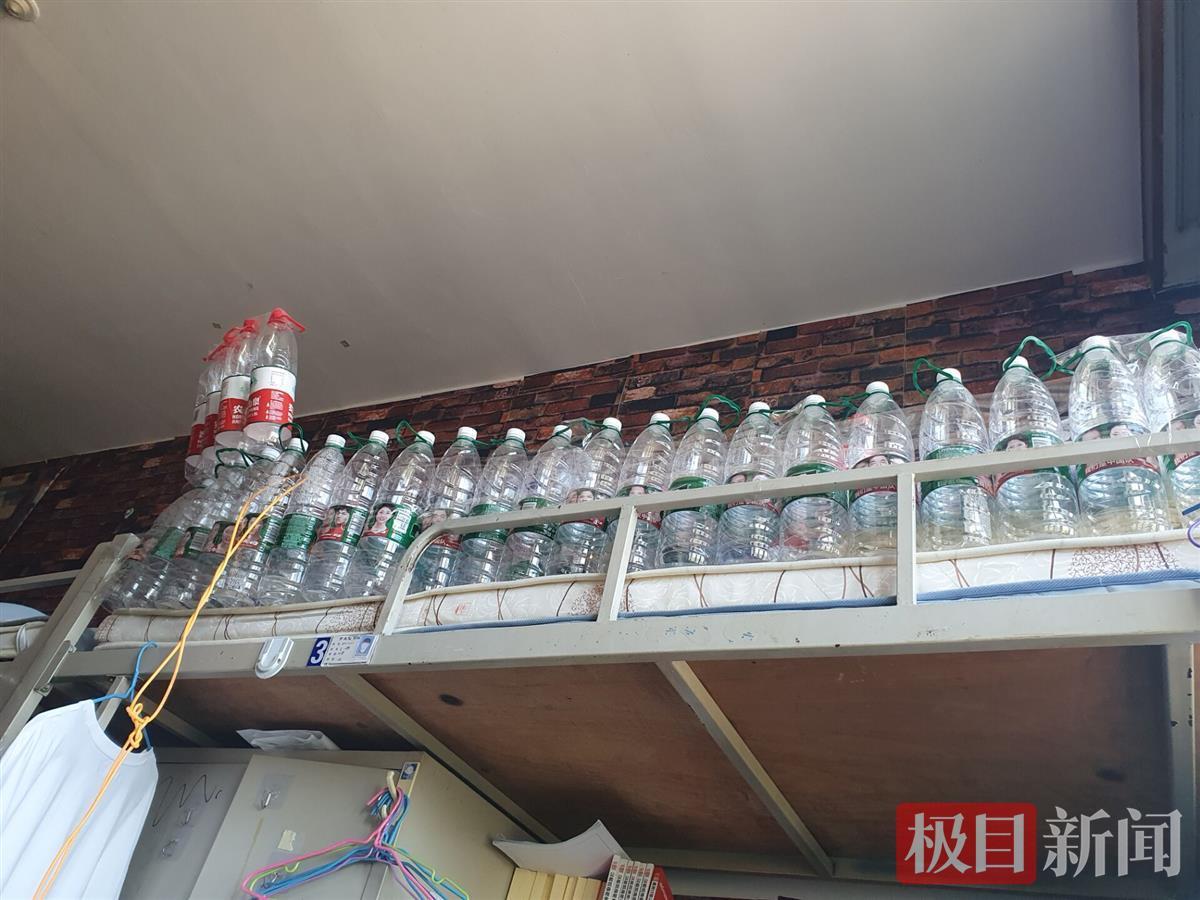 黑龙江一高校毕业生攒300多个瓶子送宿管阿姨：她像对孩子一样照顾我们