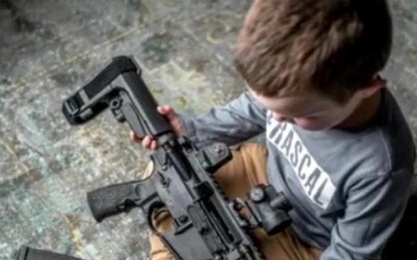 美军火商用儿童模特拍摄步枪广告引众怒