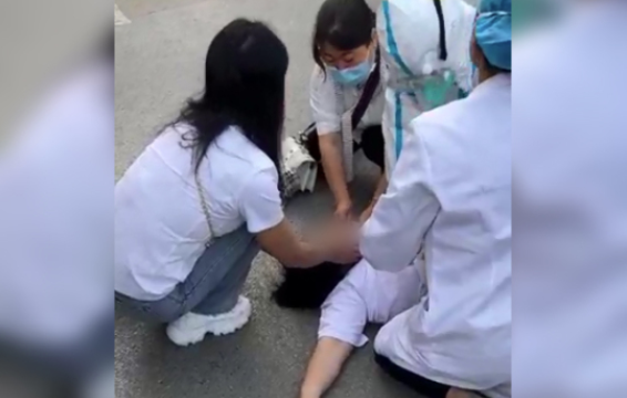 商洛一女护士遇路人晕倒跪地救人 自己刚做完手术