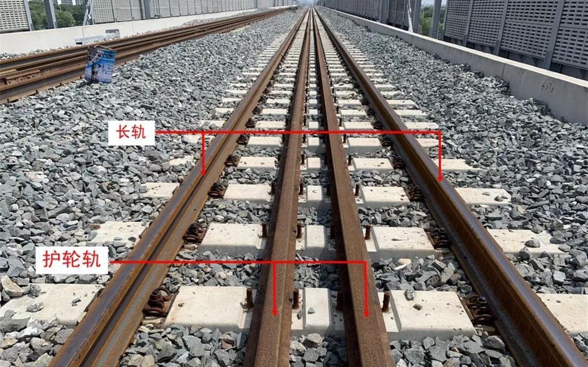 D2809列车脱线幸未颠覆坠河 防撞墙和轨道结构发挥了什么作用？