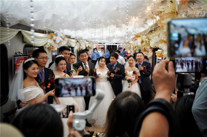 陕西首趟集体婚礼主题定制列车开行 十对新人在“流动列车”上开启浪漫幸福之旅