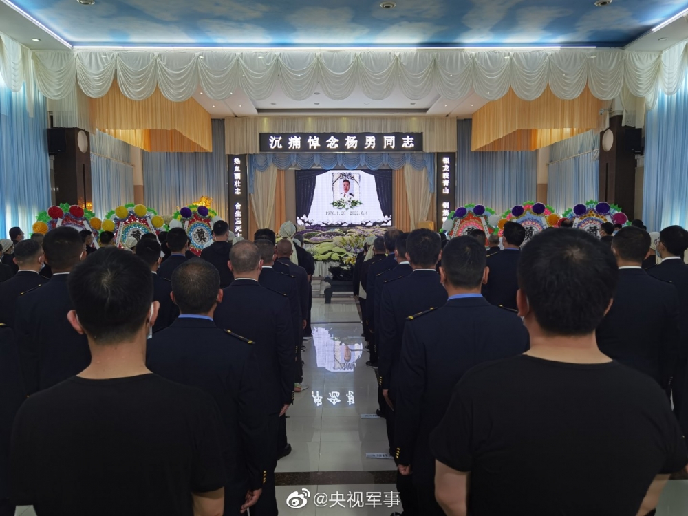 D2809次动车司机杨勇追悼会在遵义举行 亲友、同事及群众送别英雄