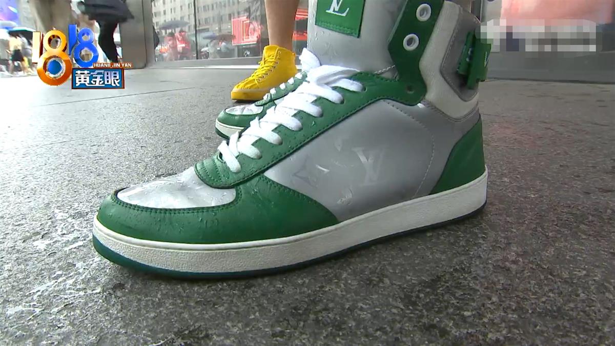 杭州男子雨天穿8450元一双的LV鞋被染成“绿趾甲” 商家：鞋已送检