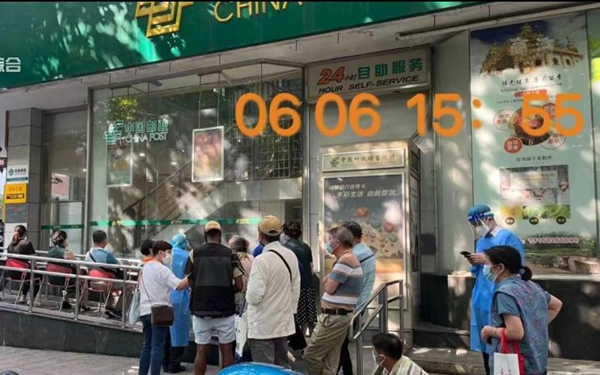 上海多家银行排长队：老人称一天只放40个号 凌晨2点开始排也取不到号