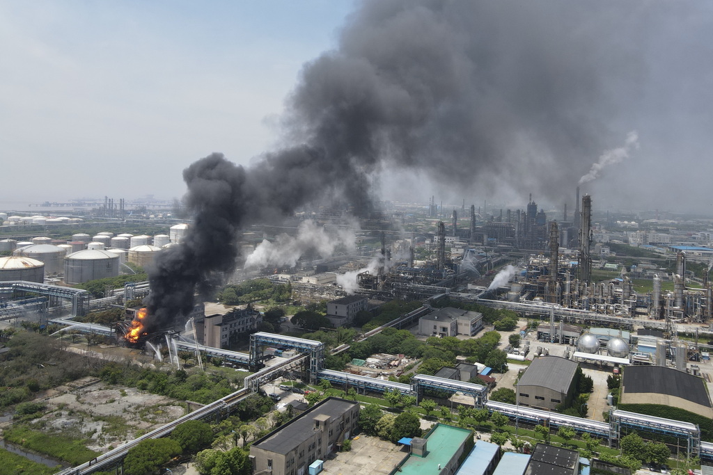直击上海石化火灾：居民曾听到多次爆炸声 事故原因正调查