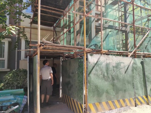 咸阳华达雅苑小区加装外挂电梯成“半拉子工程” 业主担心存在安全隐患