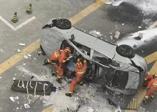 上海一蔚来汽车从3楼掉落 车内2名被困人员救出后送医
