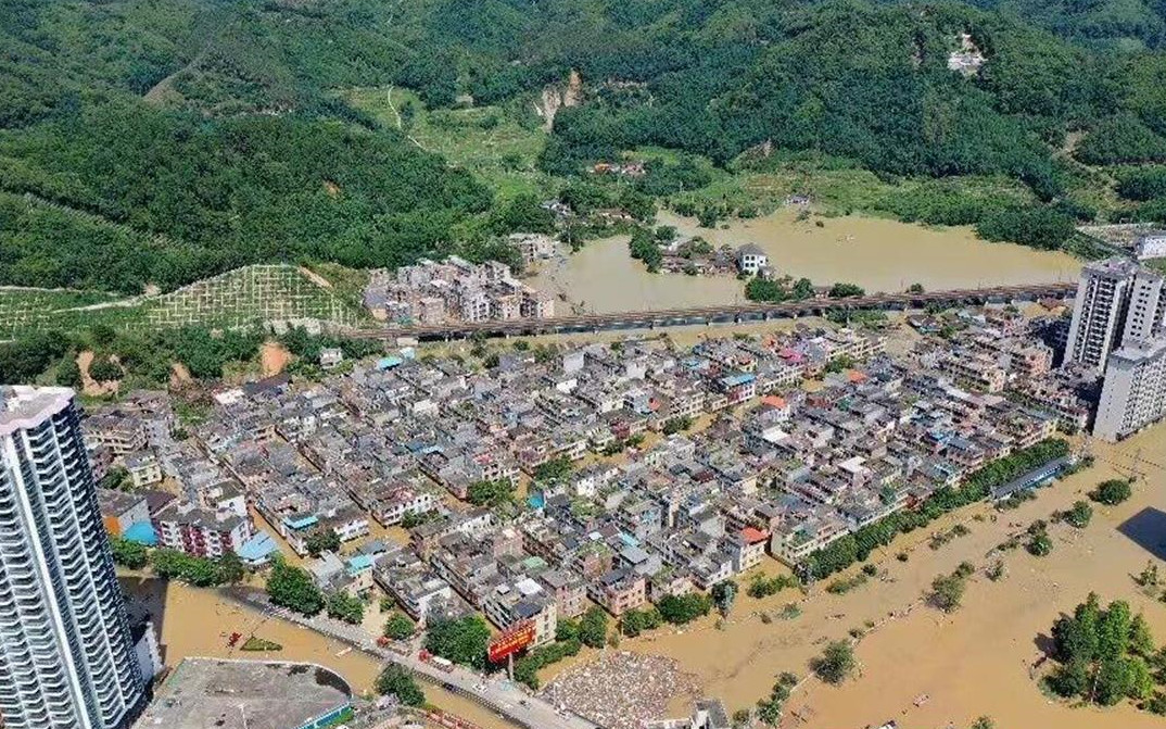 直击洪水过境下的广东英德小镇：冲锋舟运送救灾物资，救援队员划艇摆渡村民