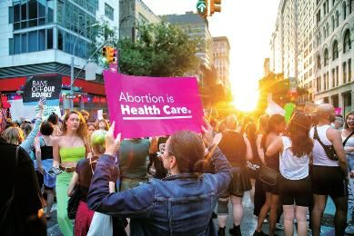 编译|美国迎来“悲伤一天”！女性丢了堕胎权 多地爆发抗议示威