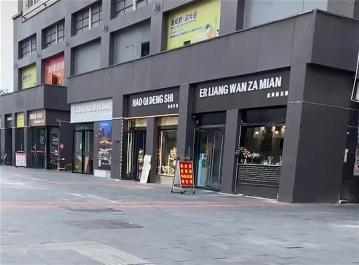 成都一排门店招牌被改成拼音版逾1年 街道办：将更换成中文