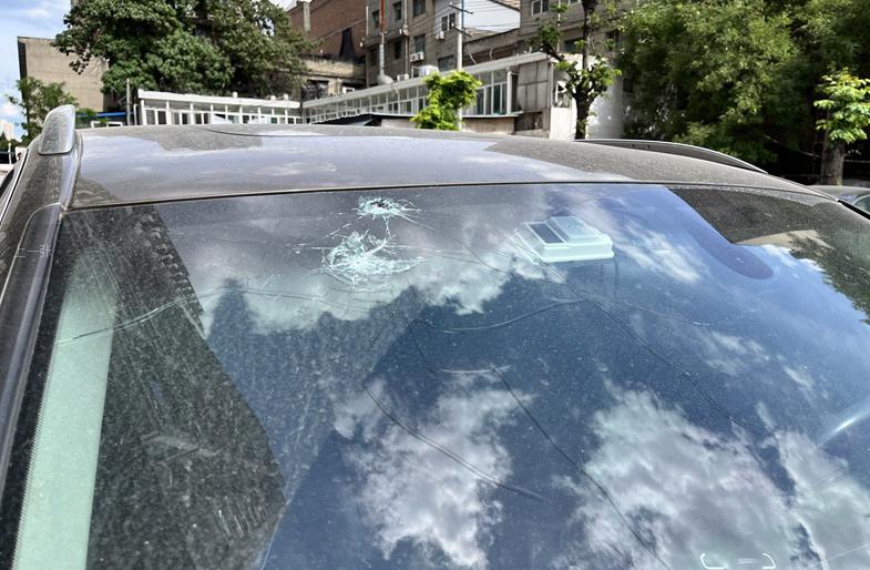 西安翔瑞·宜人家园业主车挡风玻璃被砸两个洞 物业：朝天摄像头已出故障