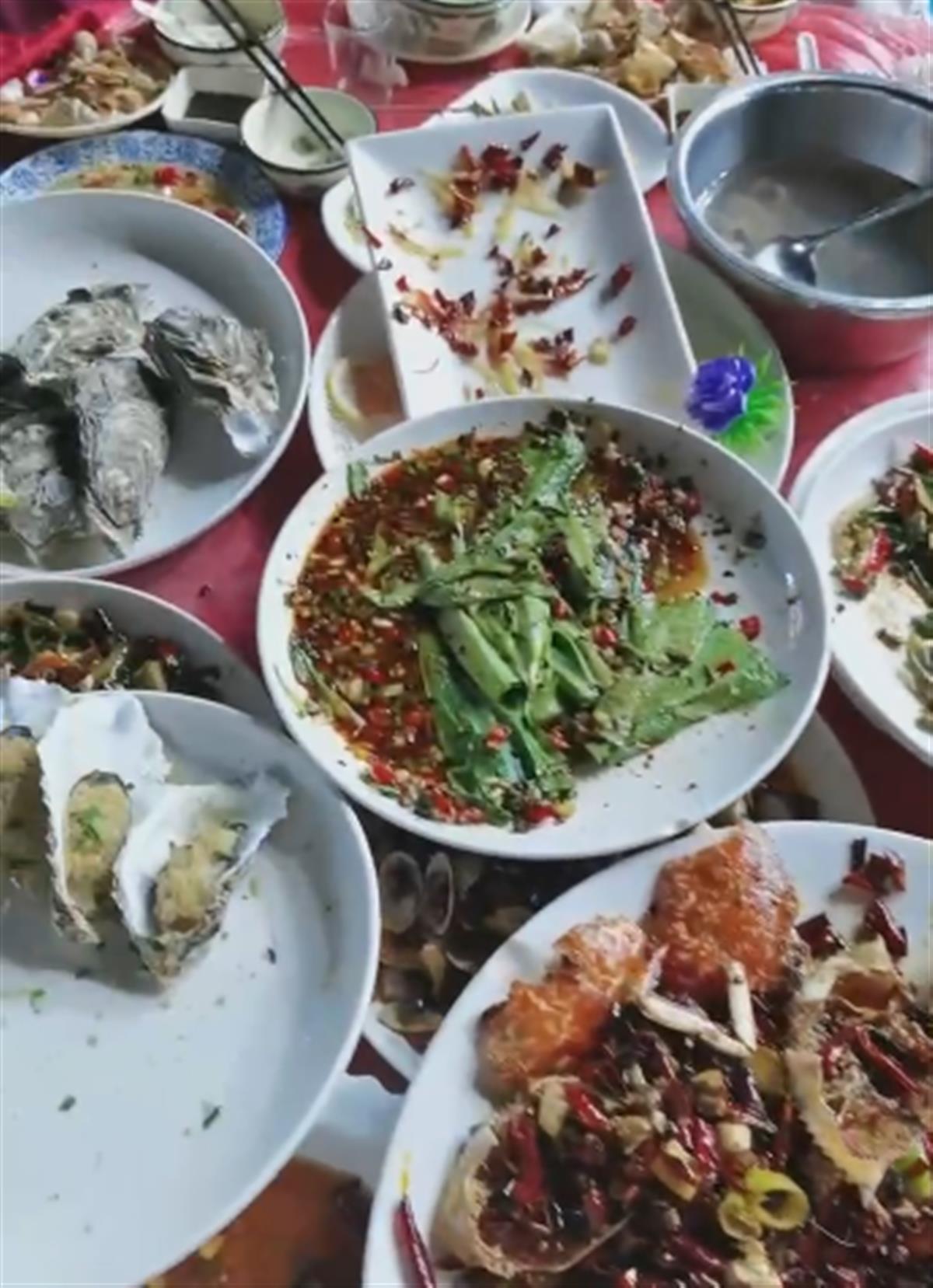 重庆一男子吃海鲜被要价2800元报警后付1800元 店方否认乱收费