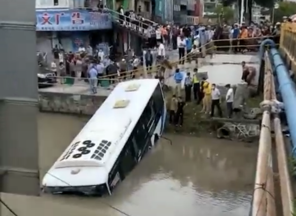 上海一公交车滑入路边河道 驾驶员已被救出车上无其他乘客